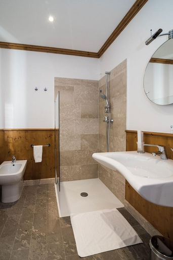 Bathroom 2, Cador Hotel, Belluno