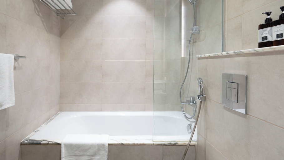Bathroom 4, Rooftop pool-2BR Apartment Near Downtown, Dubai