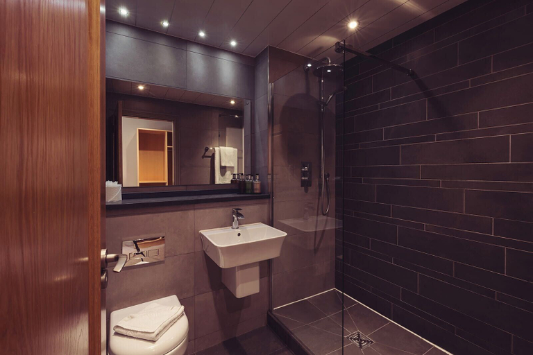 Bathroom 4, Longlands Inn and Restaurant, Lancashire