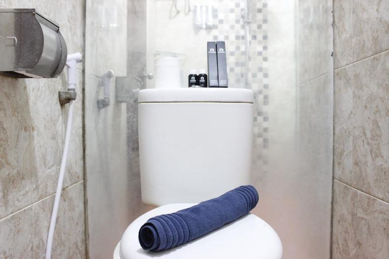 Bathroom 2, Two BR Gateway Ahmad Yani Cicadas Apt By Travelio, Bandung