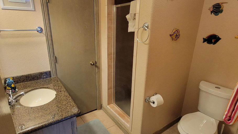 Bathroom 3, Campeche Triplex Unit B, Cameron