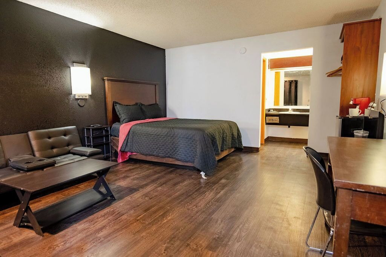 Bedroom 2, Rose City Inn and Suites, Clackamas