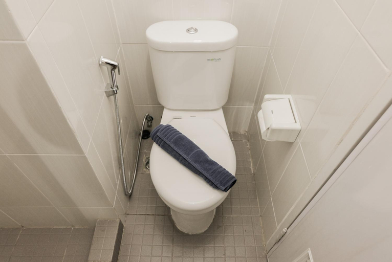 Bathroom 2, Luxurious 2BR 19 Avenue Apartment By Travelio, Tangerang