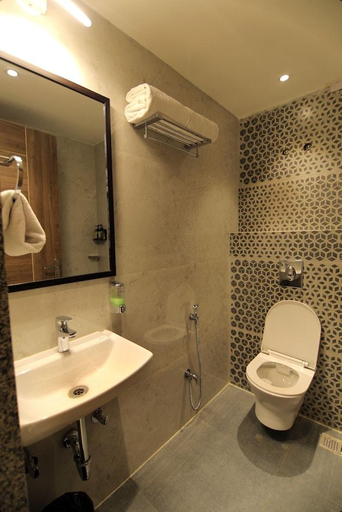 Bathroom 3, Mumbai House Express, Udaipur