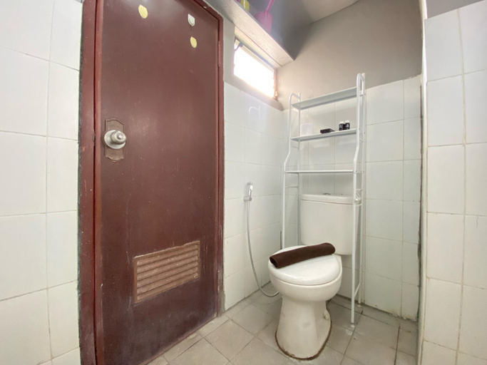 Bathroom 3, Spacious 2BR at Gateway Ahmad Yani By Travelio, Bandung