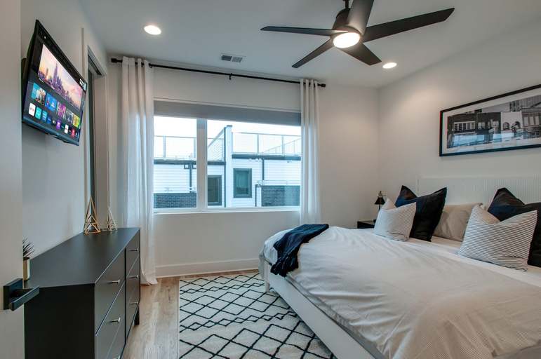 Room 5, Rooftop DT City Views - Bluebird Karaoke - 14 Beds, Davidson