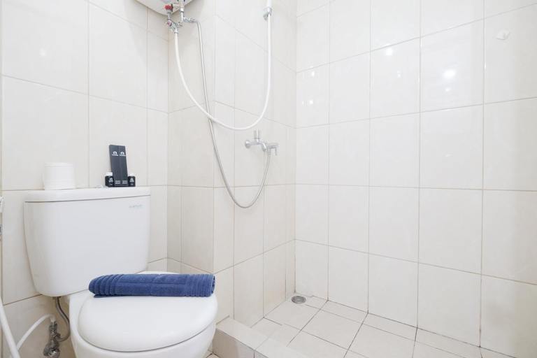 Bathroom 4, Apartemen The Springlake Summarecon by Cheapinn, Bekasi