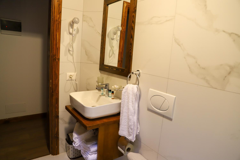 Bathroom 3, Koroni Boutique Hotel, Beratit