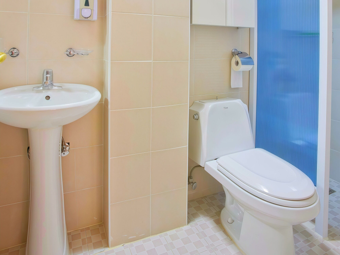 Bathroom 5, BJ Beachfront Hotel, Ko Yao District