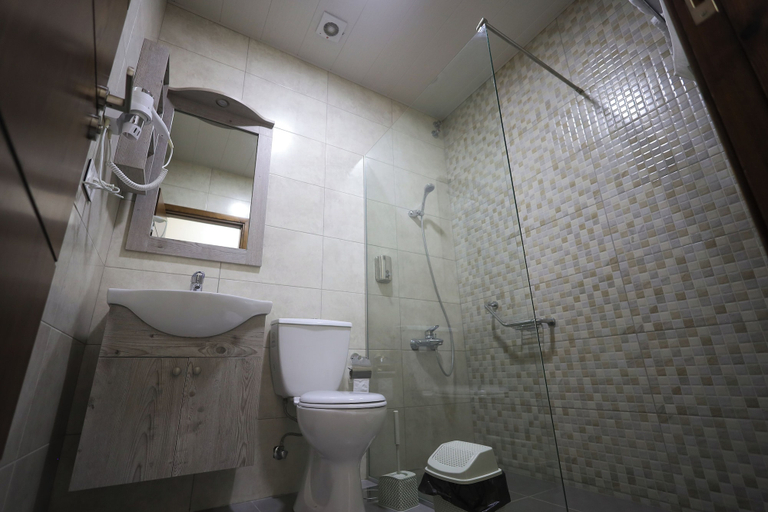 Bathroom 4, Amchit Grand Hotel, Jubail