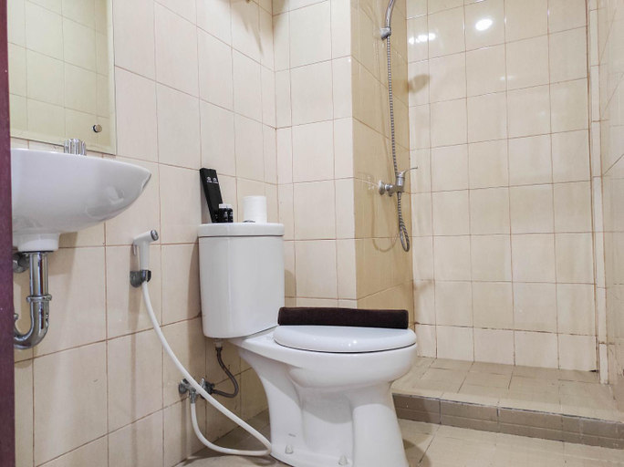 Bathroom 3, Homey and Comfy 2BR at Vida View Apt By Travelio, Makassar