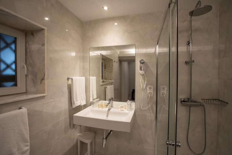Bathroom 5, Pao de Acucar Hotel, Porto