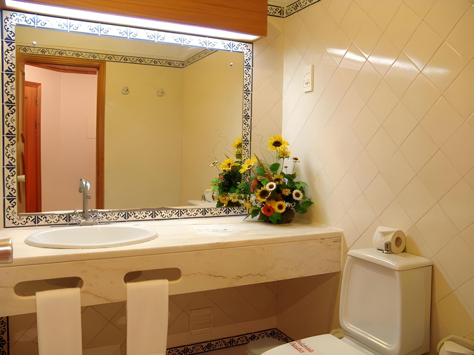 Bathroom 4, Luna Clube Oceano, Albufeira