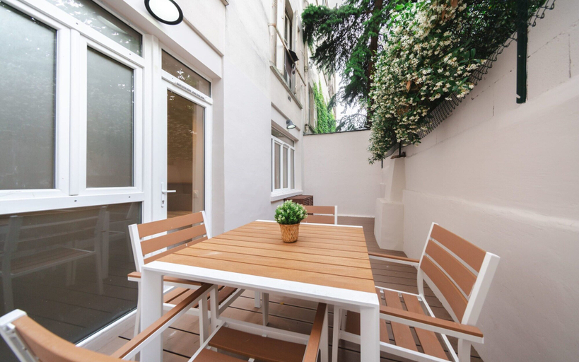 Outdoor dining 2, AC Apartment With Terrace in the Center of Paris, Paris