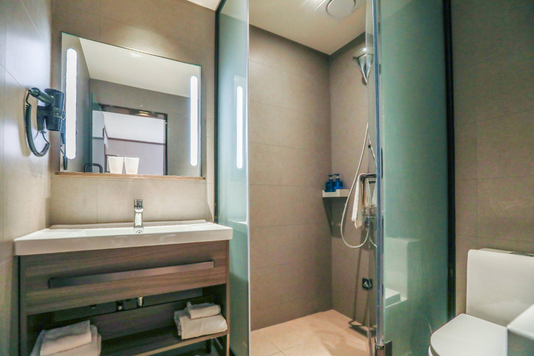 Bathroom 3, Hanting Hotel (Songjiang Zuibaichi Subway Station), Shanghai