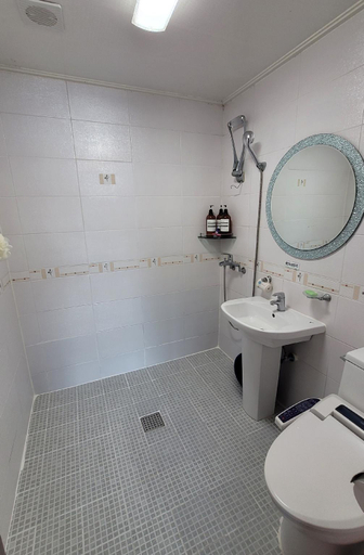 Bathroom 4, Geoje Esoui Haru Pension, Geoje