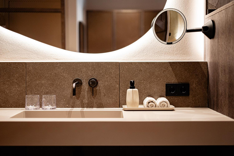 Bathroom 5, Nutzhof - Mediterran Flair Hotel, Bolzano