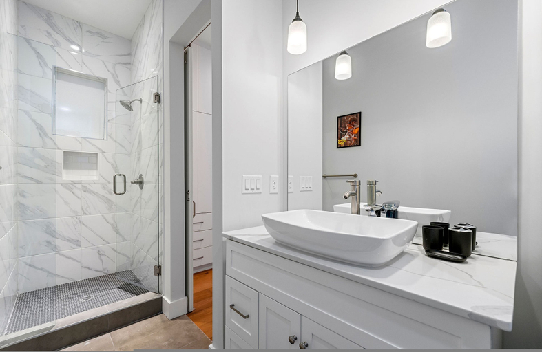 Room 2, Stylish Midtown Home w Rooftop Views by Silverx, Atlanta