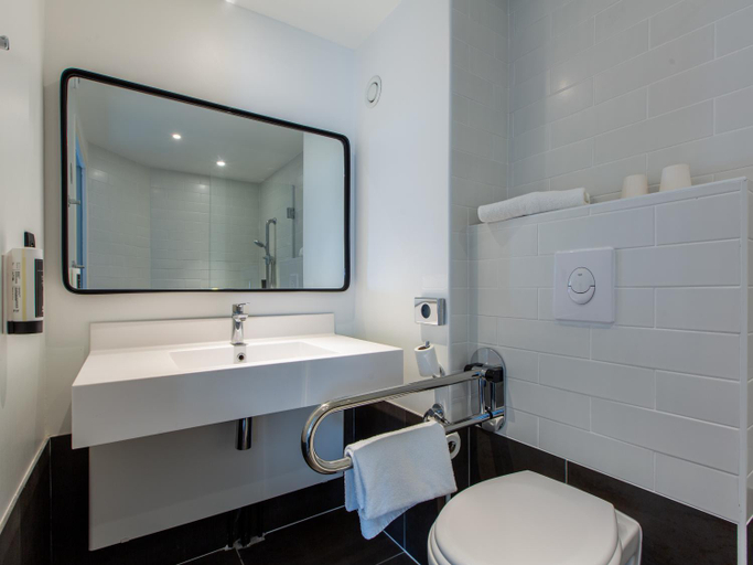 Bathroom 4, B&B Hotel Orleans Nord Saran, Loiret