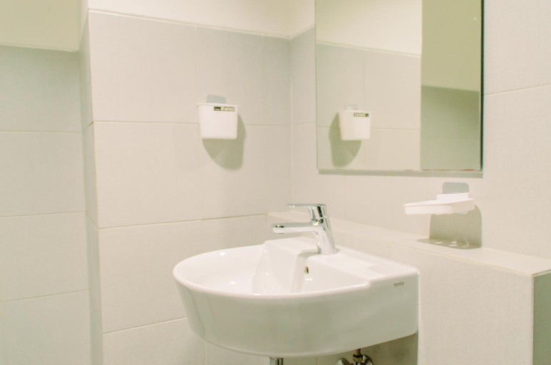 Bathroom, Comfortable & Cozy Studio Bintaro Icon By Travelio, South Tangerang