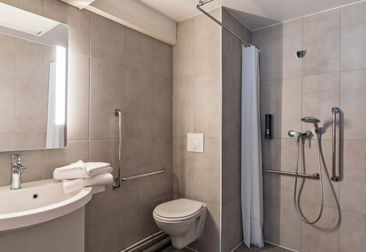 Bathroom 4, B&B HOTEL Rouen Centre Rive Droite, Seine-Maritime