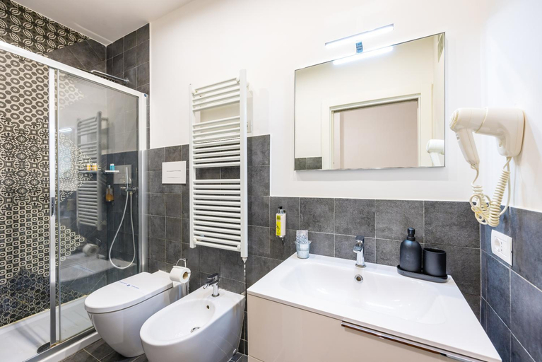 Bathroom 5, Direlo Guest House, Napoli
