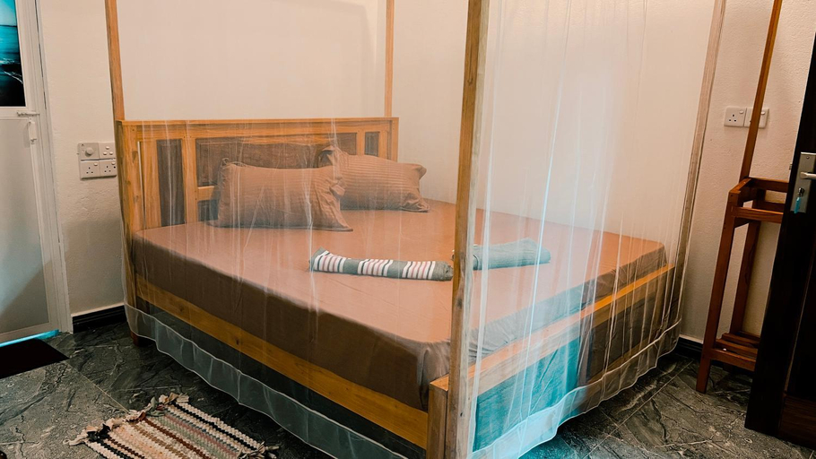 Bedroom 2, Perera Hotel & Restaurant, Pothuvil