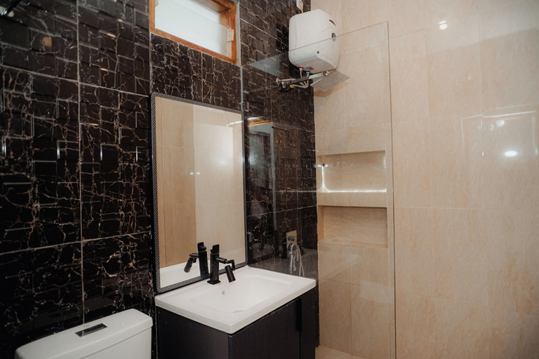 Bathroom 4, Illusion Homestay, Sleman