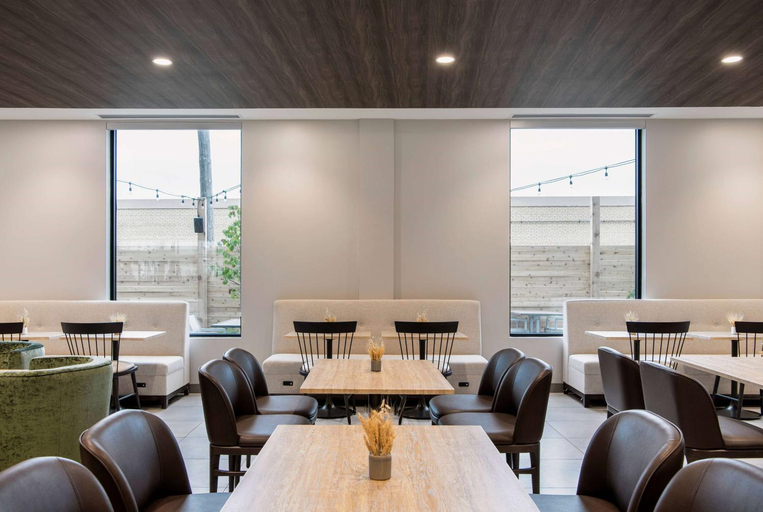 Food & Drinks 5, Wyndham Garden Winnipeg Airport, Division No. 11