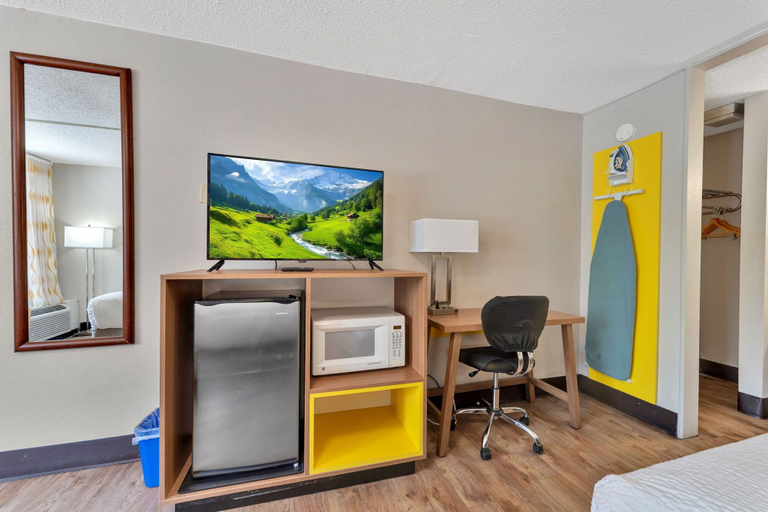 Others 5, Bristol Parkway Inn, Sullivan