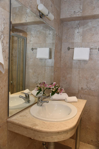 Bathroom 5, Hotel Paradise Garden, Sozopol