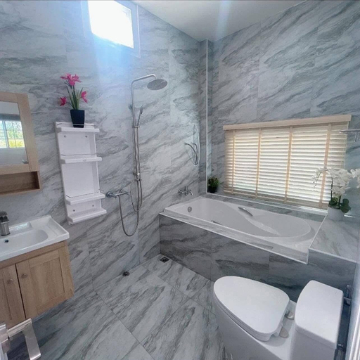 Bathroom, Green Zone Resorts hotel, Amphoe Sai Mun