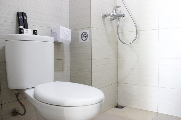 Bathroom 2, Well Appointed 2BR Gateway Pasteur Apt By Travelio, Bandung