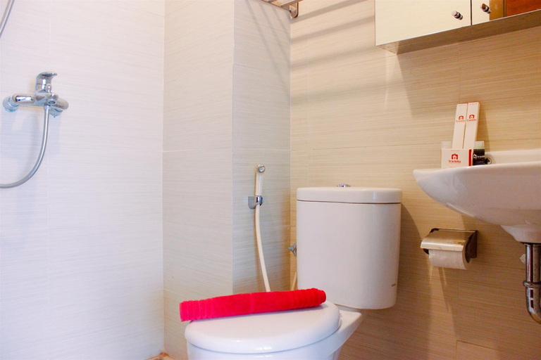 Bathroom 3, Exquisite 1BR Apt at Gateway Pasteur By Travelio, Bandung