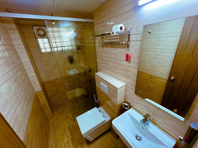 Bathroom 4, ECKO Sterling Inn Near Bangalore International Airport, Bangalore