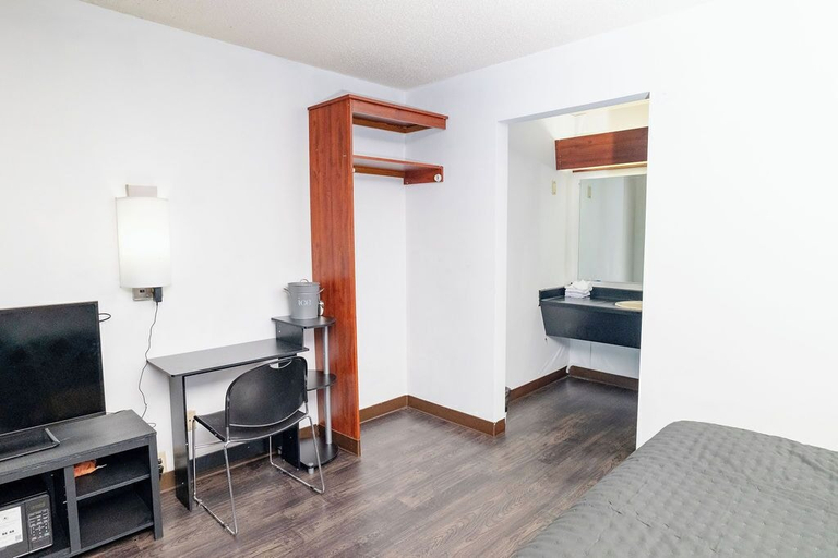 Bedroom 2, Rose City Inn and Suites, Clackamas
