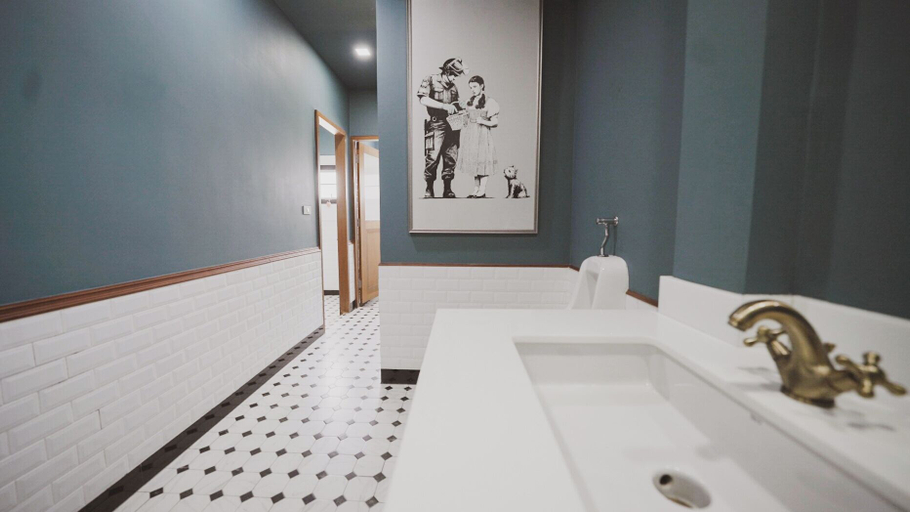 Bathroom 5, Poshtel 56, Khlong San