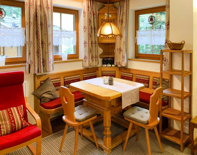 Dining 4, Chalet in Konigsleiten Near Alpine Peaks, Zell am See