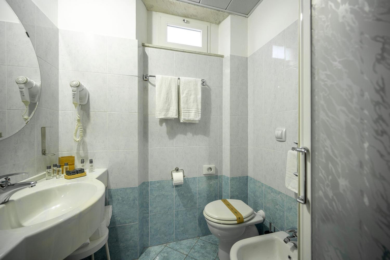 Bathroom 4, Hotel Mediterraneo, Genova