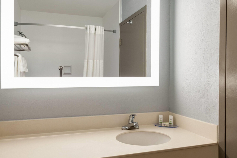 Bathroom 4, Baymont by Wyndham Salem Roanoke Area, Roanoke City