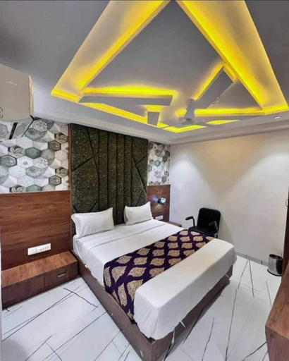 Bedroom 2, Hotel Regal, Gandhinagar
