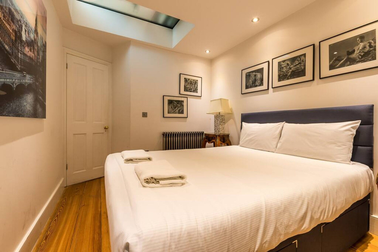 Room 2, Spacious 4 Bed Apartment Opposite British Museum, London