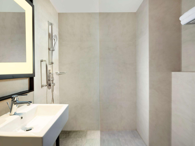 Bathroom 3, Hilton Garden Inn Jakarta Taman Palem, West Jakarta