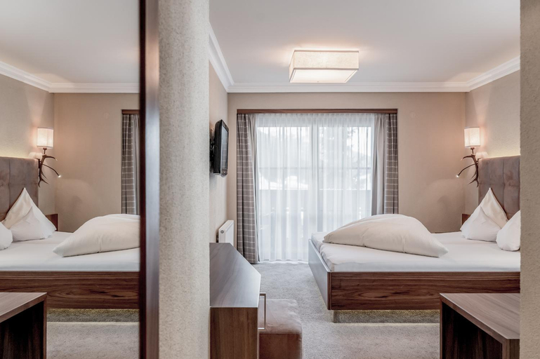 Bedroom 2, Hotel Garni Caroline, Landeck