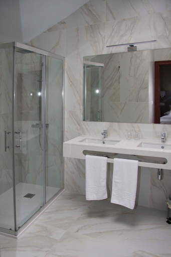 Bathroom 4, Hotel Areces, Asturias