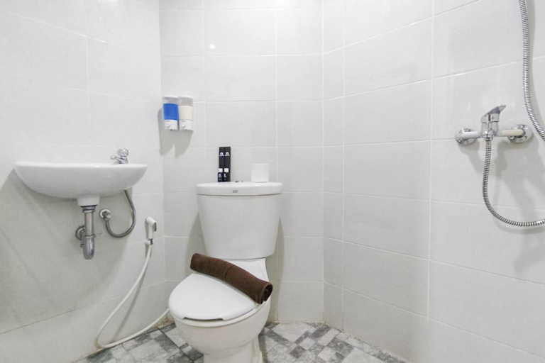 Bathroom 2, MinimalistHomey Studio at Amartha View By Travelio, Semarang
