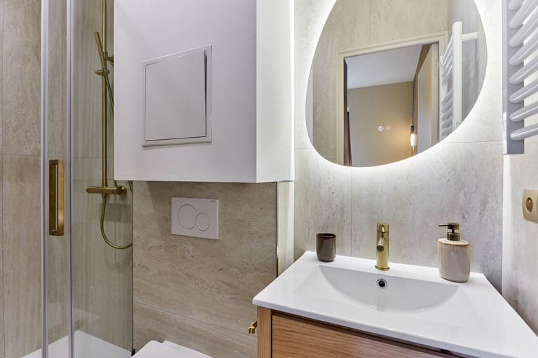 Bathroom, Superbe Studio Tour Eiffel Trocadero by Studioprestige, Paris