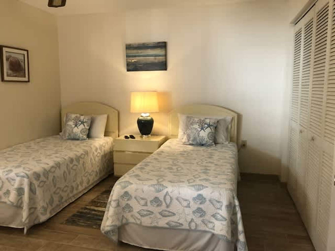 Room 2, Ocean Village Club O33, Saint Johns