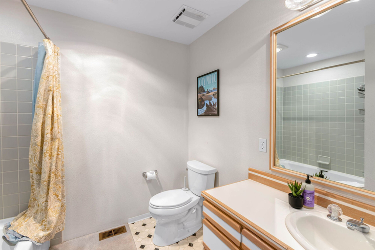 Room 2, Snow Creek Peak Condo, Chelan