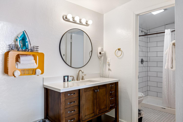 Bathroom 3, Reeds Lodge, Apache